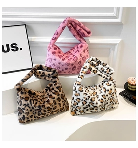 Détail de trois sacs à main en peluche léopard en fausse fourrure rose, brun et crème