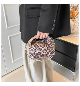 Détail du sac à main léopard avec poignées beiges et bandoulière réglable