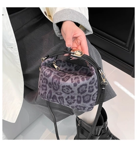 Gros plan du sac cabas en peluche léopard avec lanières en cuir et fermoir doré chic