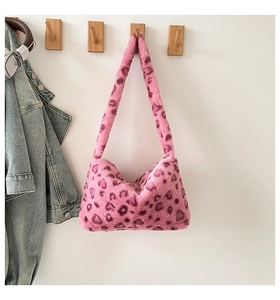 Gros plan détaillé d'un sac bandoulière rose en fausse fourrure avec imprimé léopard
