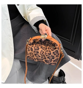 Détail du grand sac cabas léopard avec fermoir doré et bandoulière en cuir marron