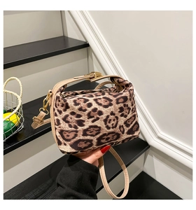 Détail du sac cabas léopard avec boucle dorée et bandoulière en cuir beige de qualité