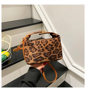 Détail du sac cabas à imprimé léopard avec poignées en cuir et boucles en métal doré