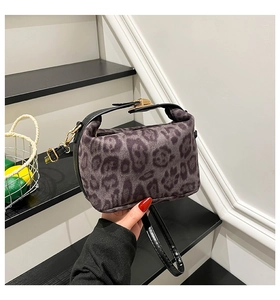 Vue détaillée du tissu suédé imprimé léopard et de la boucle carrée en métal doré du sac