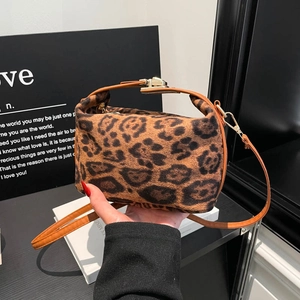 Petit Sac Carré à Imprimé Léopard en Fausse Fourrure Bandoulière Réglable Mode Vintage Sac à Main Bandoulière Femmes