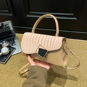 Elegante beige Unterarmtasche mit Kroko-Struktur und goldener Schnalle für Damen