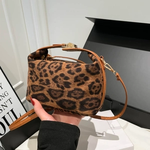 Grand sac cabas léopard avec poignées en similicuir marron et bandoulière réglable