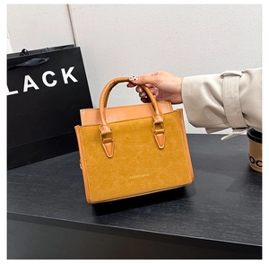 Détail du sac cabas marron avec imprimé Fashion Bags et poignées renforcées solides