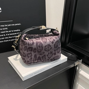 Sac fourre-tout chic en velours léopard violet avec bandoulière réglable en cuir noir et boucle