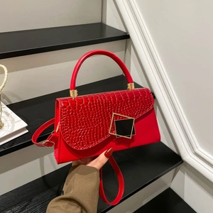 Rote Handtasche mit Krokostruktur, goldener Metallschnalle und verstellbarem Schultergurt