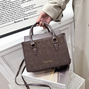 Sac à bandoulière marron foncé minimaliste à grande capacité avec fini mat rétro