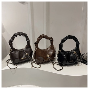 Vue détaillée de trois sacs nuages en marron foncé, marron et noir avec bandoulière