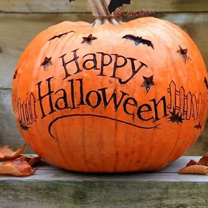 Πορτοκαλί διακόσμηση κολοκύθας Halloween με σκάλισμα Happy Halloween και νυχτερίδες