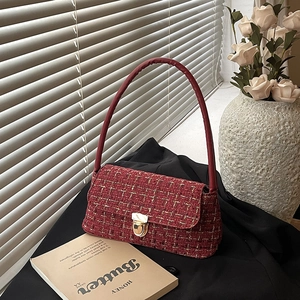 Elegante borsa a tracolla in tweed rosso con chiusura dorata e manico tondo sulla finestra