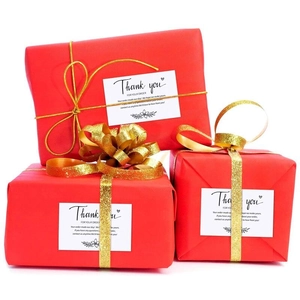 Lot de trois boîtes cadeaux rouges avec rubans dorés et cartes Thank You For Your Order
