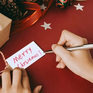 Biglietti regalo di Natale punzonati con testo Merry Christmas su sfondo festivo
