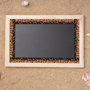 Autocollant de bordure de tableau noir à confettis colorés dans un décor de plage
