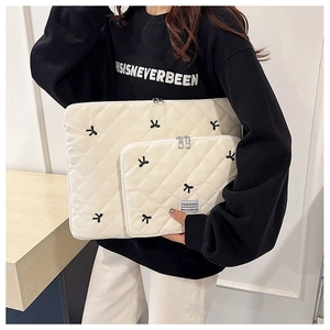 Ensemble housse d'ordinateur matelassée et petite pochette avec broderie de nœuds