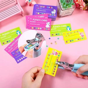 Perforatrice blu con carte fedeltà colorate a tema animali su sfondo rosa per bambini