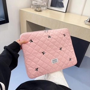 Pochette d'ordinateur en nylon rose matelassé avec broderies de nœuds noirs élégants