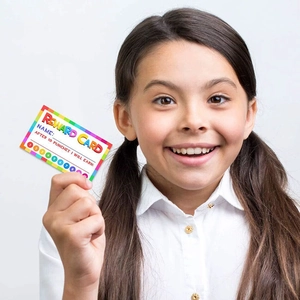 Carta premio arcobaleno per bambini con 10 punti tenuta da una ragazza sorridente