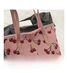 Détails du sac cabas rose avec motifs cerises et logo Fashion Bags doré brillant