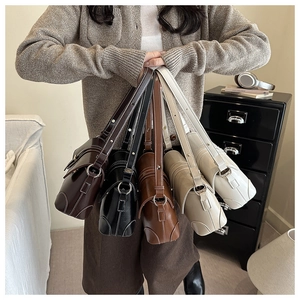 Detailansicht französischer Retro-Schultertaschen in fünf matten Leder-Farbausführungen