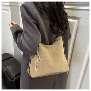 Vue détaillée du grand sac cabas beige en similicuir avec zip et lettrage mode