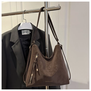 Détail du sac cabas marron foncé avec texture cuir mat et fermeture éclair latérale