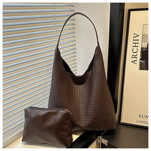 Détail de l'ensemble sac hobo tressé café noir avec pochette intérieure en cuir lisse
