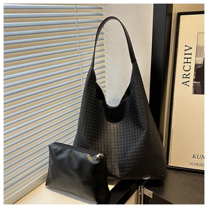 Détail du grand sac hobo tressé noir avec une pochette intérieure assortie