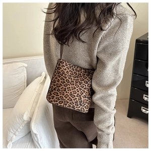 Dettaglio della borsa a spalla leopardata con sottili spalline marrone scuro