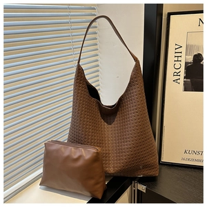 Sac hobo marron tissé avec petite pochette zippée assortie sur un présentoir noir