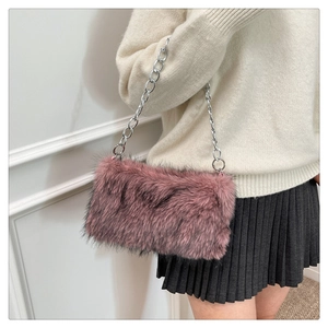 Vue détaillée du sac bandoulière en fausse fourrure rose avec chaîne en métal argenté