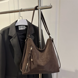 Sac à épaule rétro marron foncé avec fermeture éclair argentée et gland décoratif