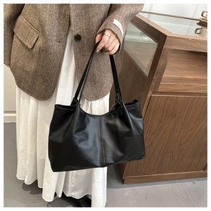 Detailansicht einer minimalistischen schwarzen Shopper-Tasche mit eleganter vertikaler Naht