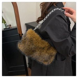Vue détaillée du sac à main en fausse fourrure marron avec chaîne en argent pour l'hiver
