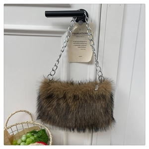 Détail de la texture en fausse fourrure et de la chaîne argentée du sac à bandoulière