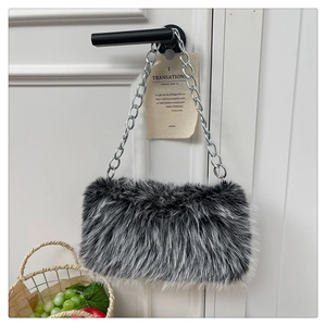 Détail de la chaîne argentée sur un sac bandoulière en fausse fourrure douce et peluche