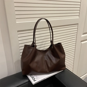 Große dunkelbraune gefaltete Tote Bag aus weichem Kunstleder für den Alltag der Damen