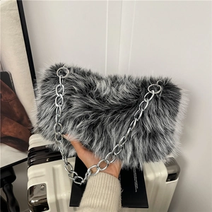Sac bandoulière en peluche noir et blanc avec chaîne argentée pour la mode hiver