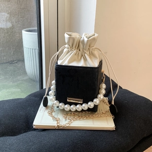 Sac seau rétro français avec chaîne en perles en velours noir et cuir PU avec chaîne dorée