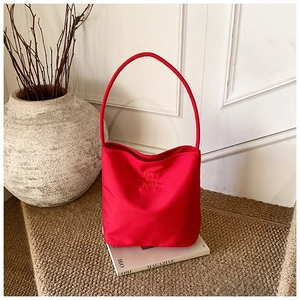 Detalle del bolso de cubo rojo con bordado Hope and future en tela de nailon premium