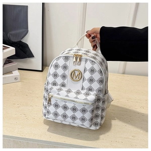 Detailansicht des weißen Rucksacks mit M-Muster, Steppung und goldenem Metall-Logo