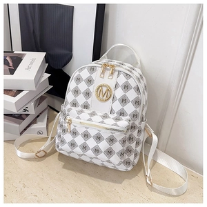 Detail eines weißen Lederrucksacks mit grauem M-Rautenmuster und Goldlogo