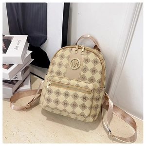 Detail eines beigen Kunstleder-Rucksacks mit braunem M-Muster und goldenem Logo