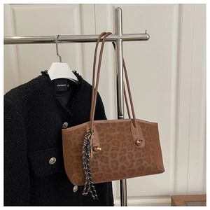 Gros plan d'un sac cabas à imprimé léopard avec texte Fashion et pampille tressée
