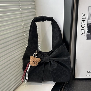 Grand sac cabas noir avec nœud et breloque ours pour un style décontracté chic
