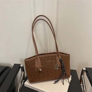 Sac Cabas Imprimé Léopard Aspect Daim pour Femme Sac à Bandoulière de Mode Avec Charme de Raquette de Tennis Sac à Main Retro