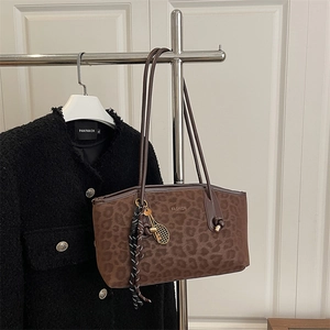 Sac fourre-tout tendance à imprimé léopard avec bandoulière et pendentif raquette